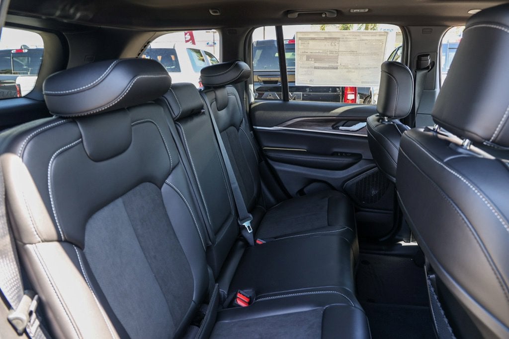 2027 Jeep Grand Cherokee Laredo Altitude