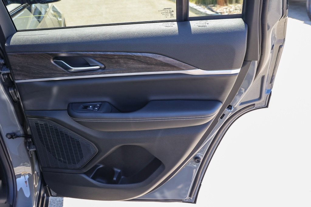 2027 Jeep Grand Cherokee Laredo Altitude