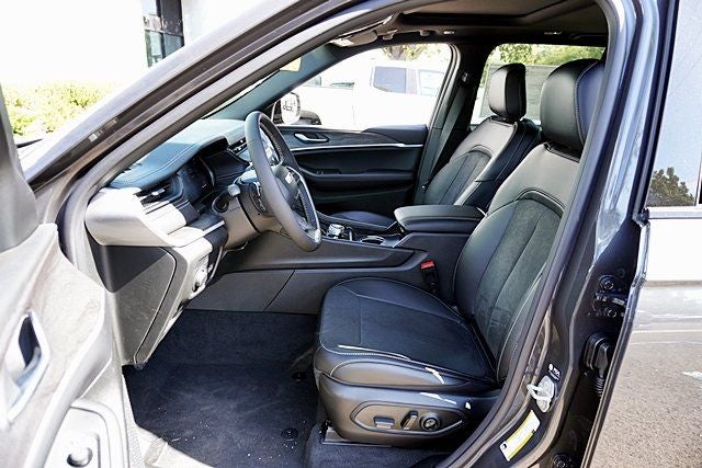 2026 Jeep Grand Cherokee Altitude