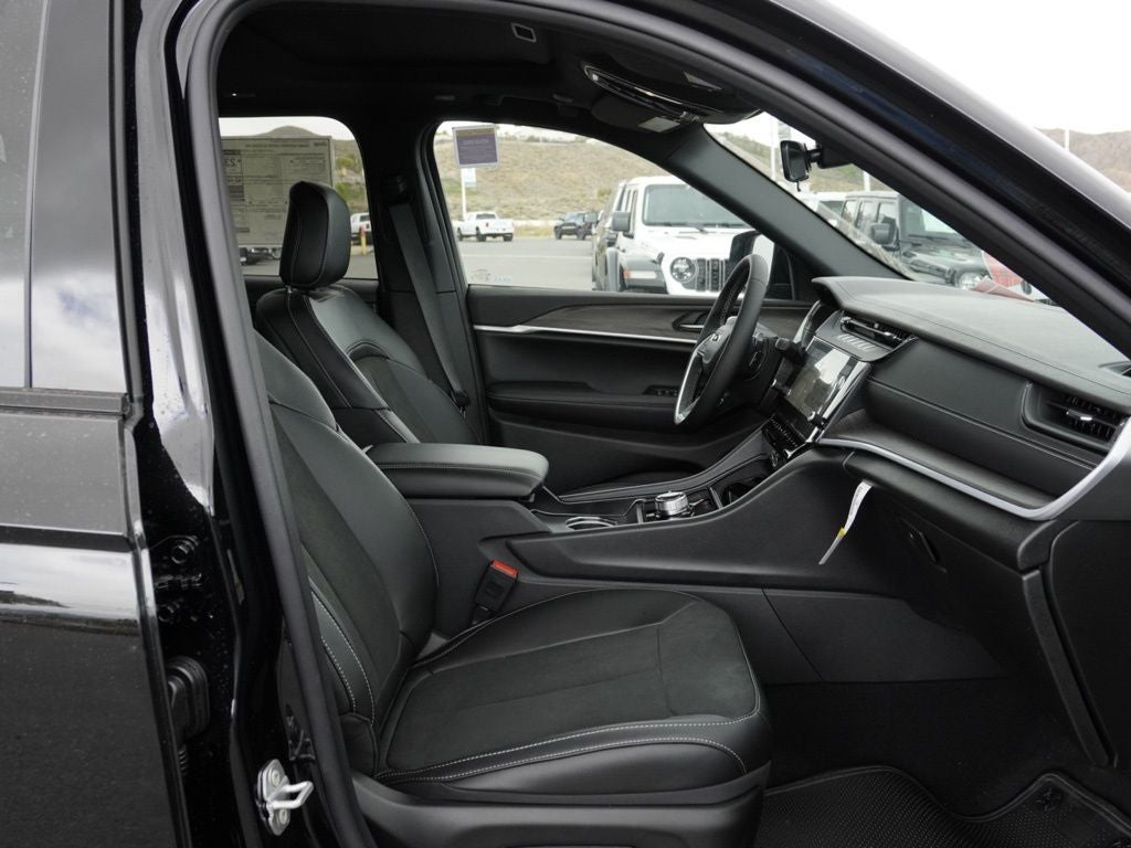 2026 Jeep Grand Cherokee Laredo Altitude