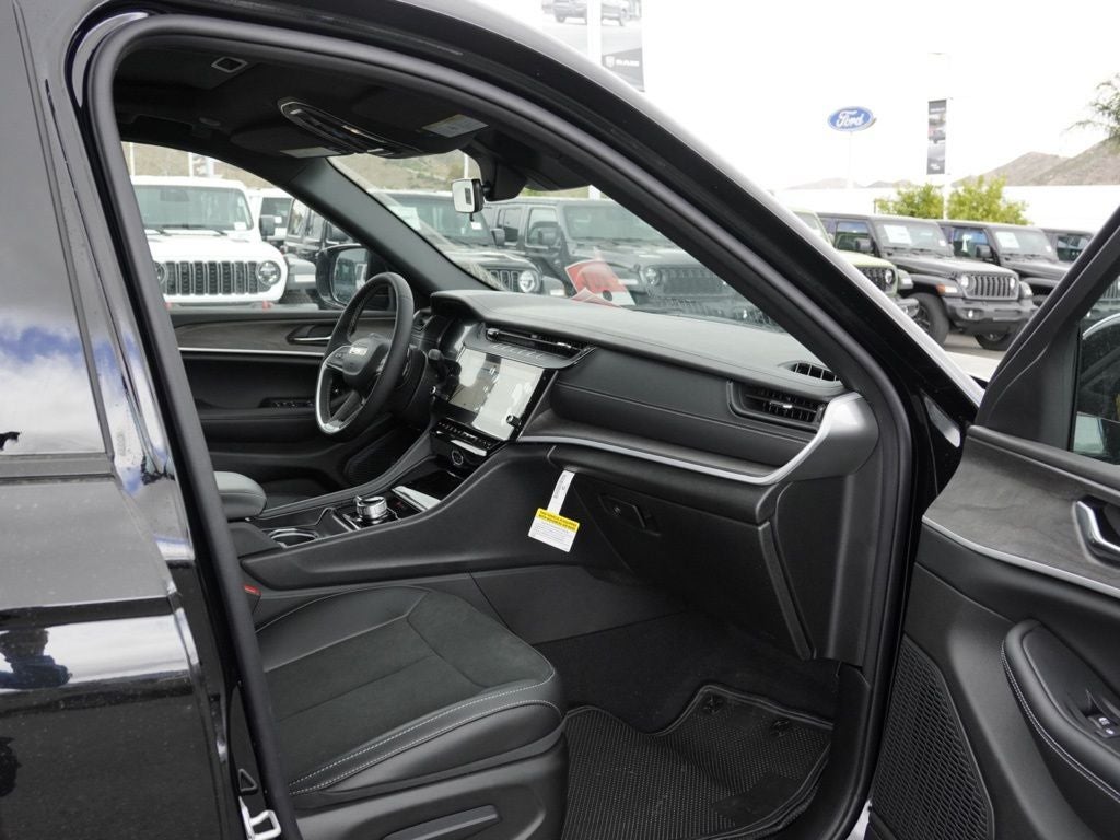 2026 Jeep Grand Cherokee Laredo Altitude