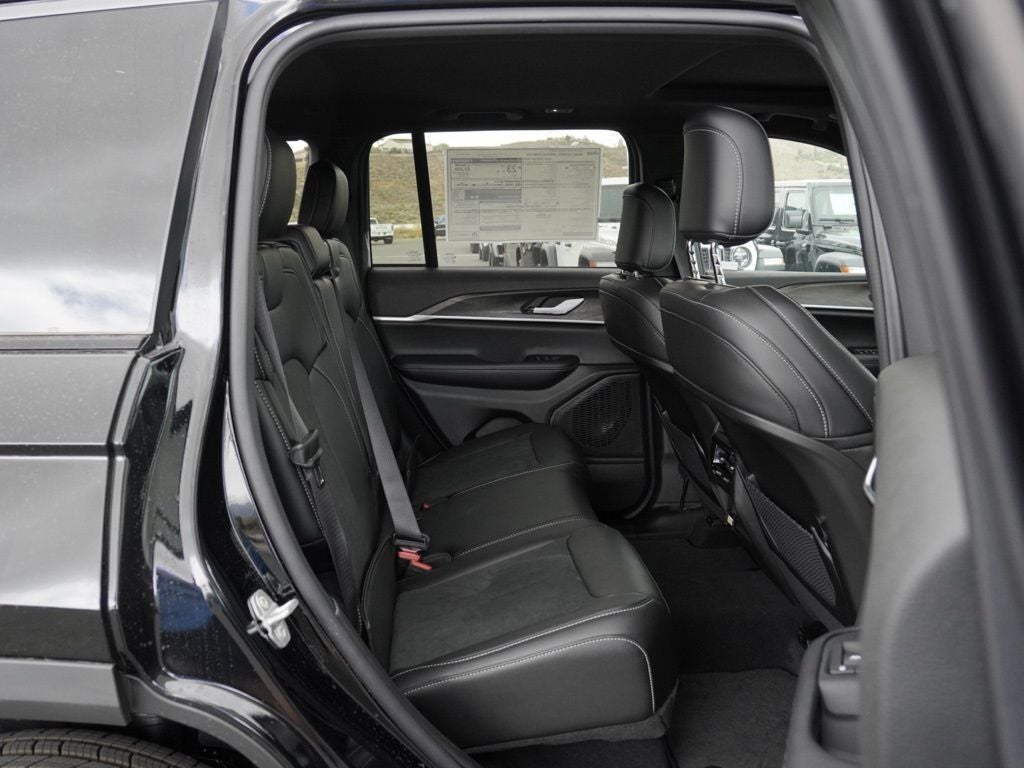 2026 Jeep Grand Cherokee Laredo Altitude