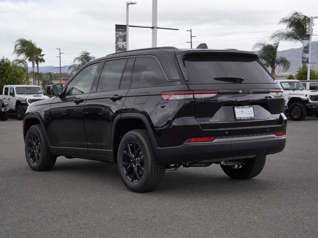 2026 Jeep Grand Cherokee Laredo Altitude