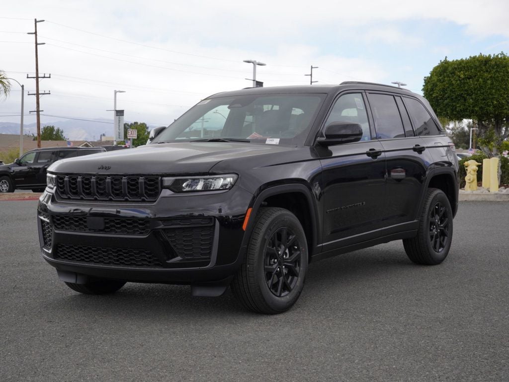 2026 Jeep Grand Cherokee Laredo Altitude