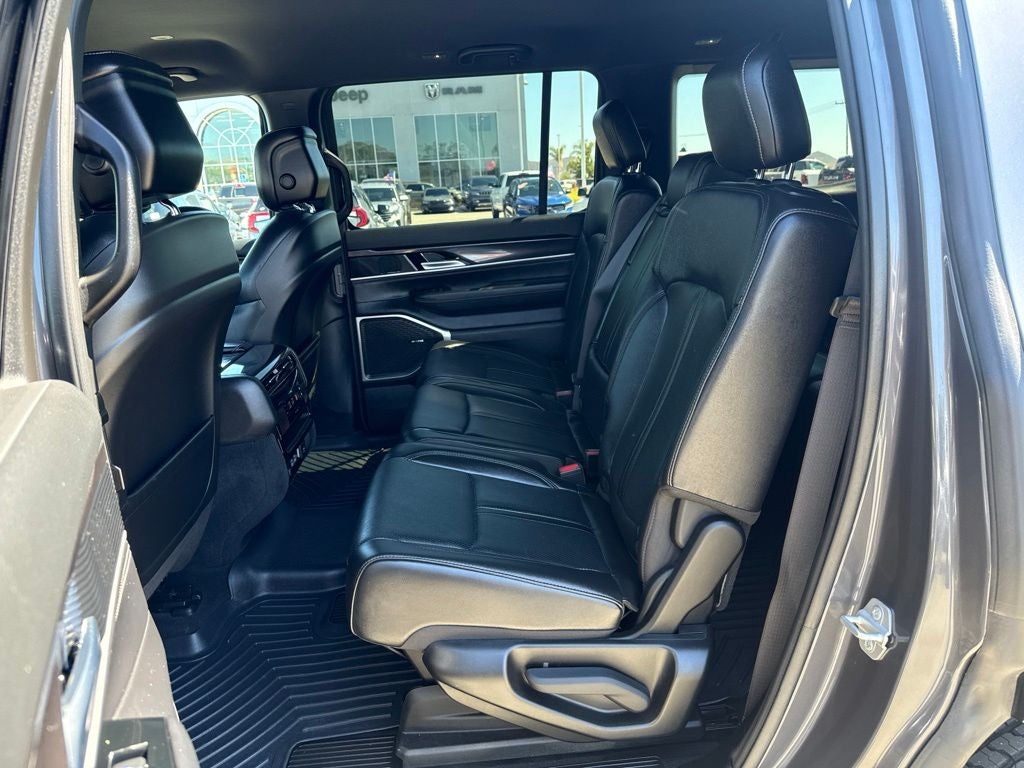 2023 Jeep Wagoneer Base