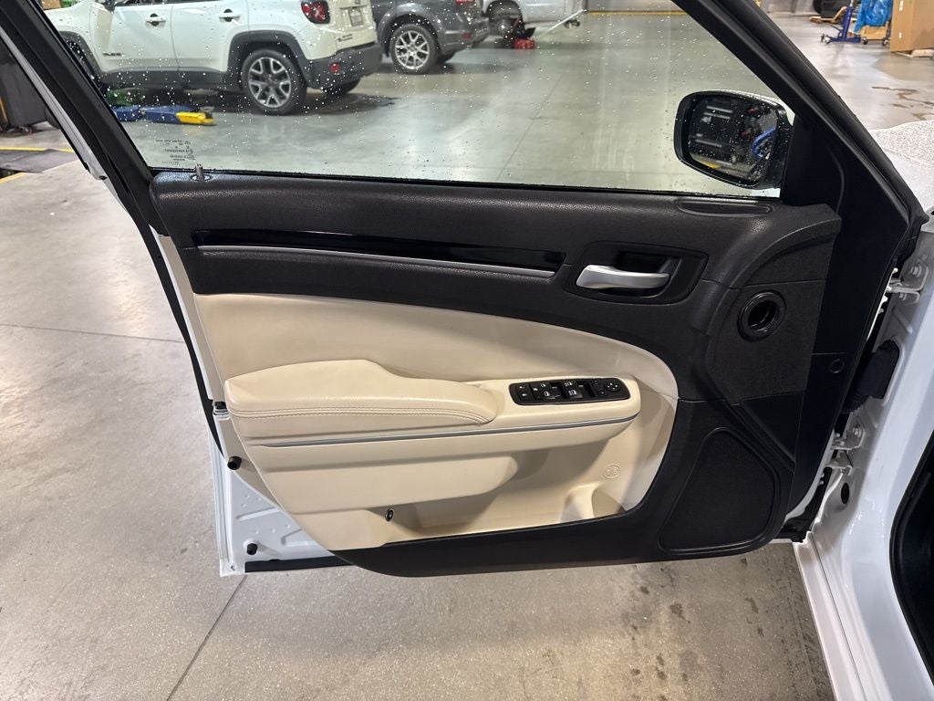 2023 Chrysler 300 Touring