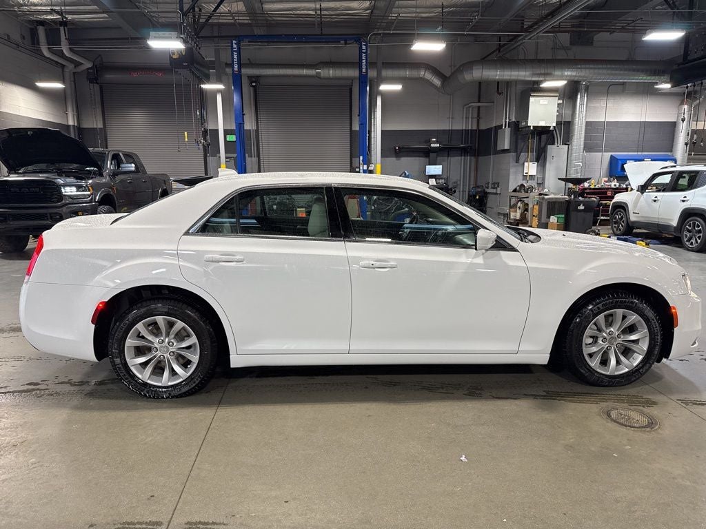 2023 Chrysler 300 Touring