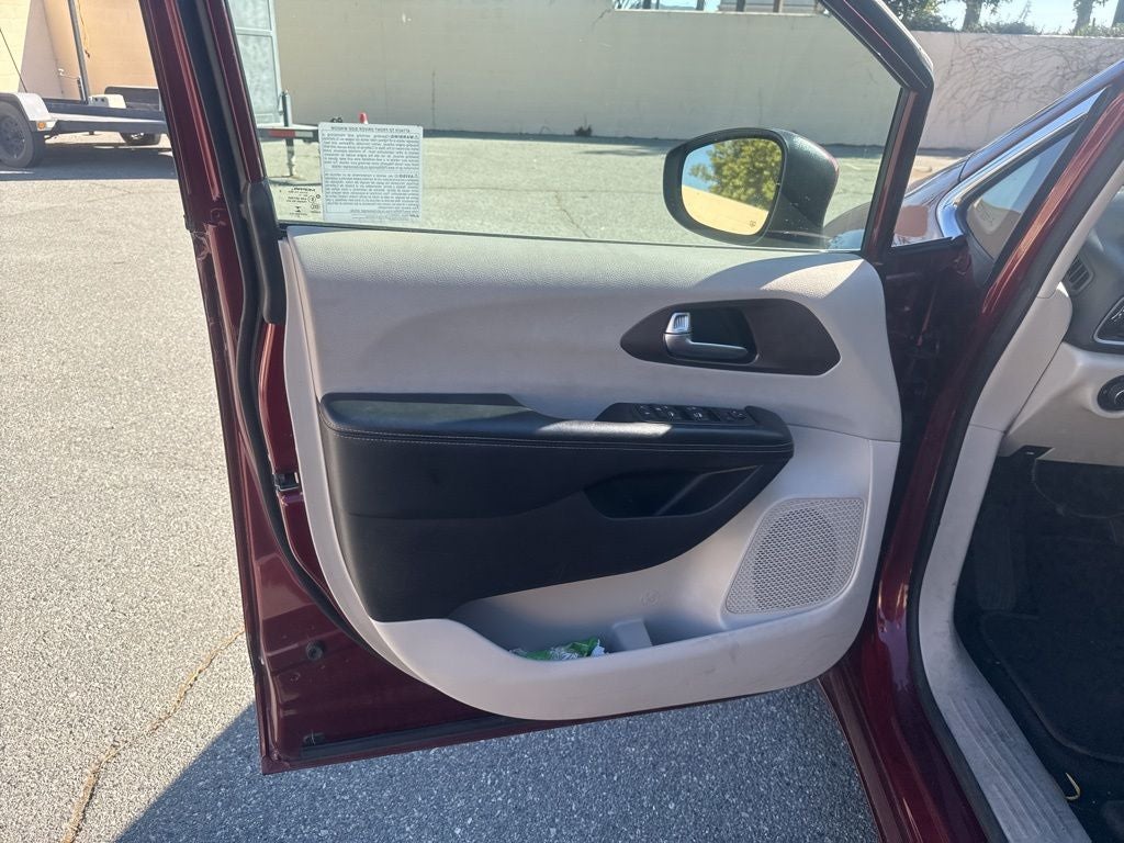 2022 Chrysler Voyager LX
