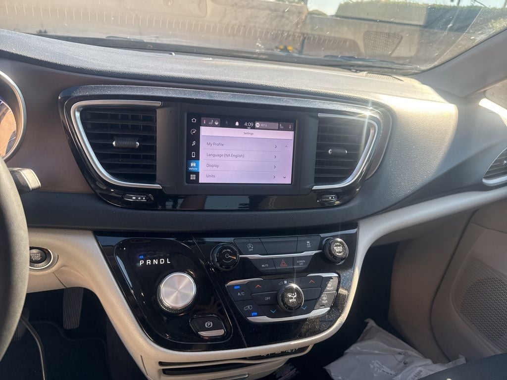 2022 Chrysler Voyager LX