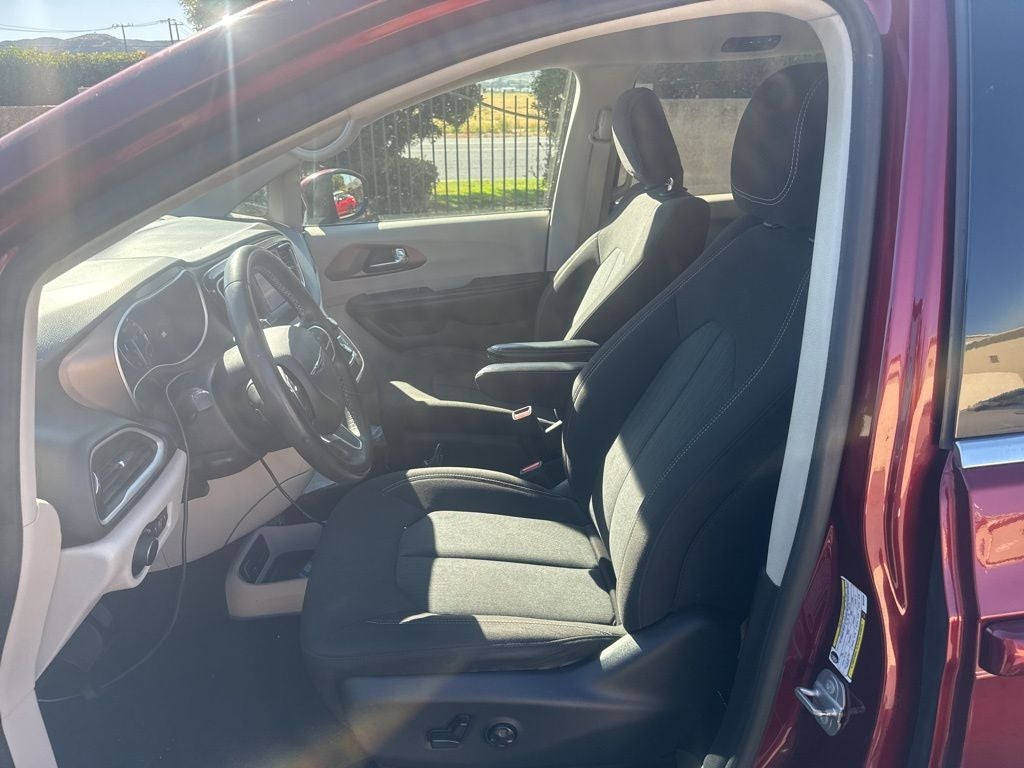 2022 Chrysler Voyager LX