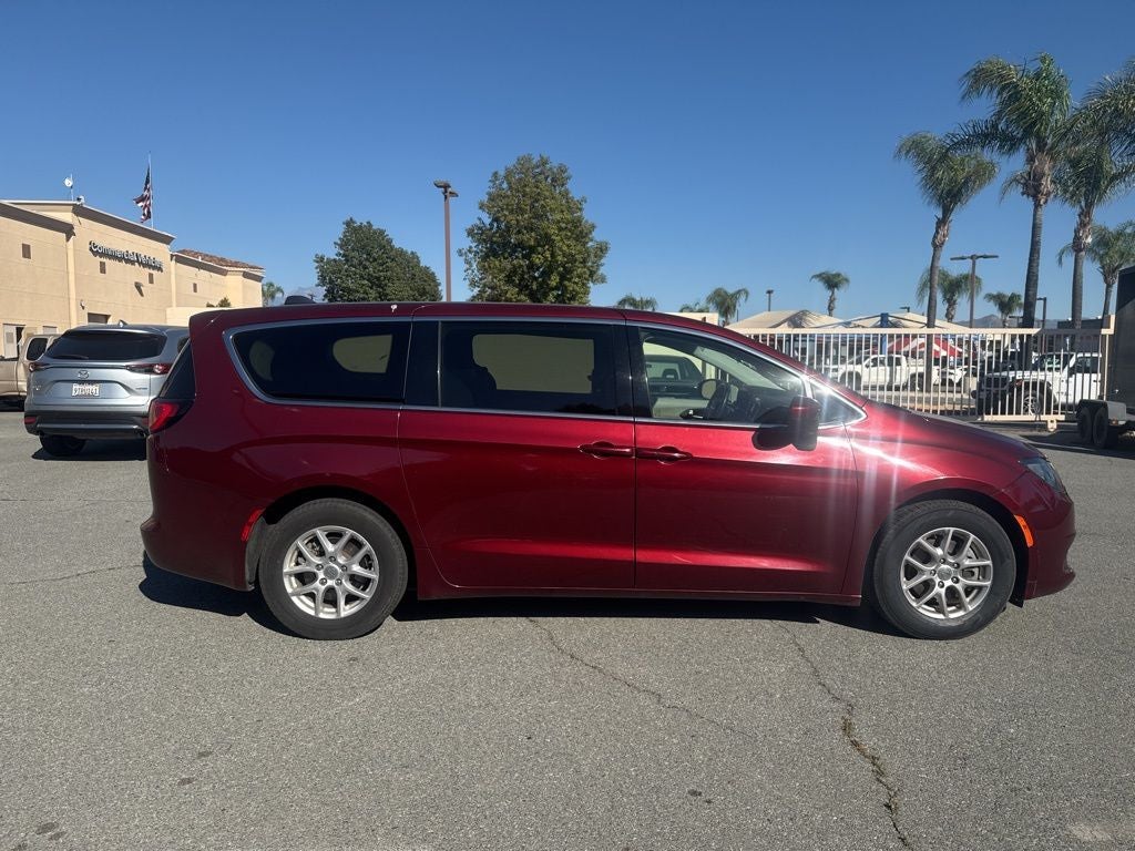 2022 Chrysler Voyager LX