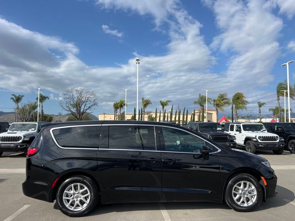 2024 Chrysler Pacifica Touring