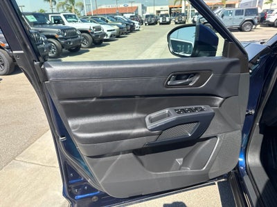 2024 Nissan Pathfinder SV